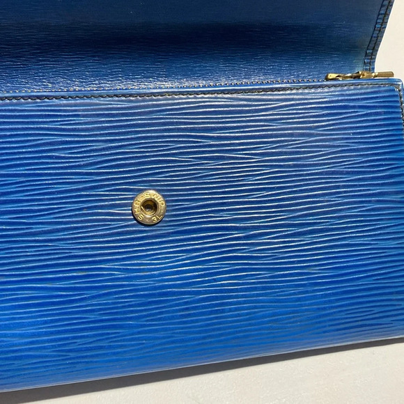 Authentic Louis Vuitton Malletier Blue Epi - Picture 10 of 17